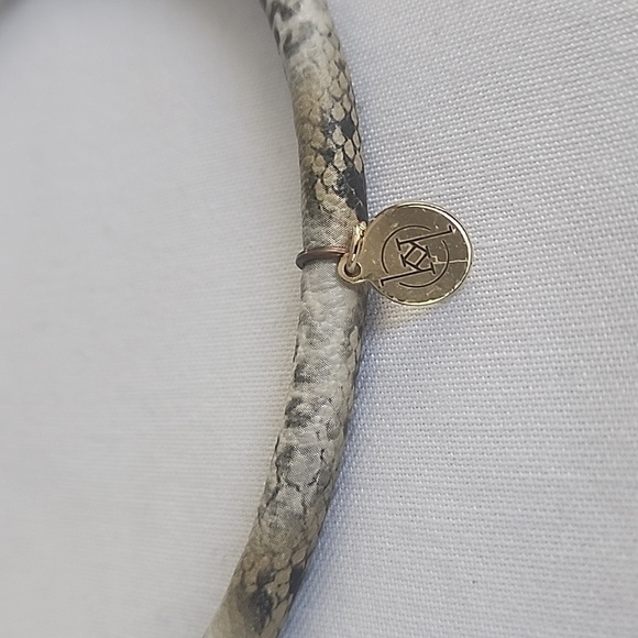 snakeskin print faux choker necklace magnetic clasp - Picture 3 of 6